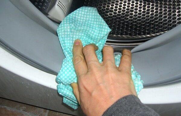 Как убрать неприятный запах из стиральной машины-автомат