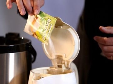 Как почистить чайник лимонной кислотой: от накипи в обычном и электрическом, сколько сыпать, как прокипятить
