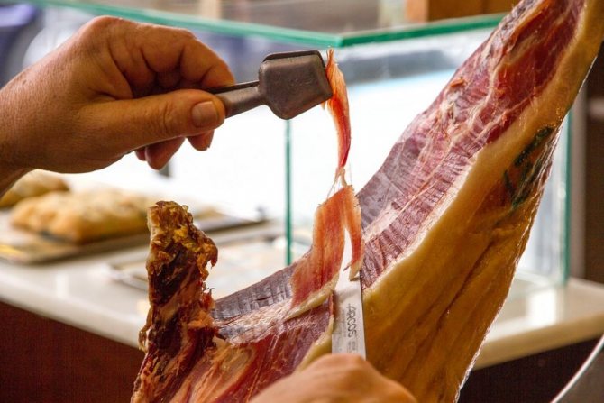 Испанский хамон - вяленый свиной окорок