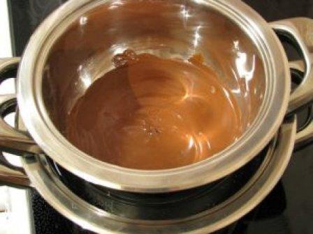 После того как вода в одной кастрюле закипит, сделайте меньше огонь и постоянно помешивая дождитесь полного расплавления шоколада