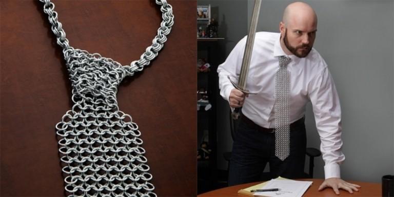 Если вы стильный мужчина, выбирайте оригинальные металлические галстуки.