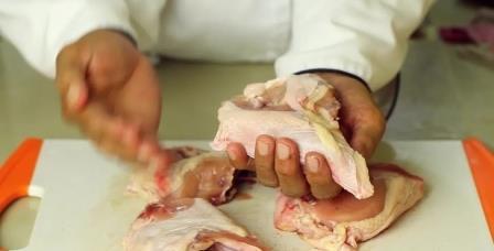 Как видим, убрать неприятный запах курицы возможно. Важно только точно знать, что мясо не испортилось и его можно употреблять в пищу.