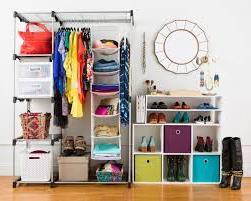 Многие проводят время от времени некоторую ревизию в гардеробе, заново складывая вещи и распределяя их по сезону. Как же правильно хранить вещи, не загромождая квартиру?