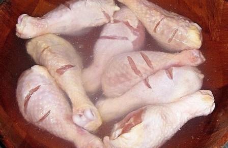 Как видим, убрать неприятный запах курицы возможно. Важно только точно знать, что мясо не испортилось и его можно употреблять в пищу. 